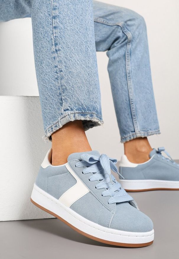 Born2be - Jasnoniebieskie Sneakersy Ozdobione Paskiem Zrulla. Okazja: na co dzień. Zapięcie: pasek. Kolor: niebieski. Materiał: jeans. Wzór: aplikacja. Obcas: na płaskiej podeszwie
