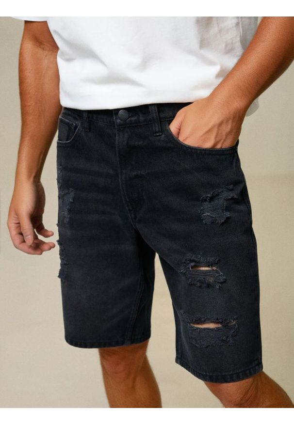 Sinsay - Szorty jeansowe z przetarciami - czarny. Kolor: czarny