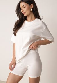 Born2be - Białe Bawełniane Szorty Kolarki w Minimalistycznym Stylu Aurawen. Okazja: do domu, na co dzień. Kolor: biały. Materiał: bawełna. Styl: sportowy, casual #8