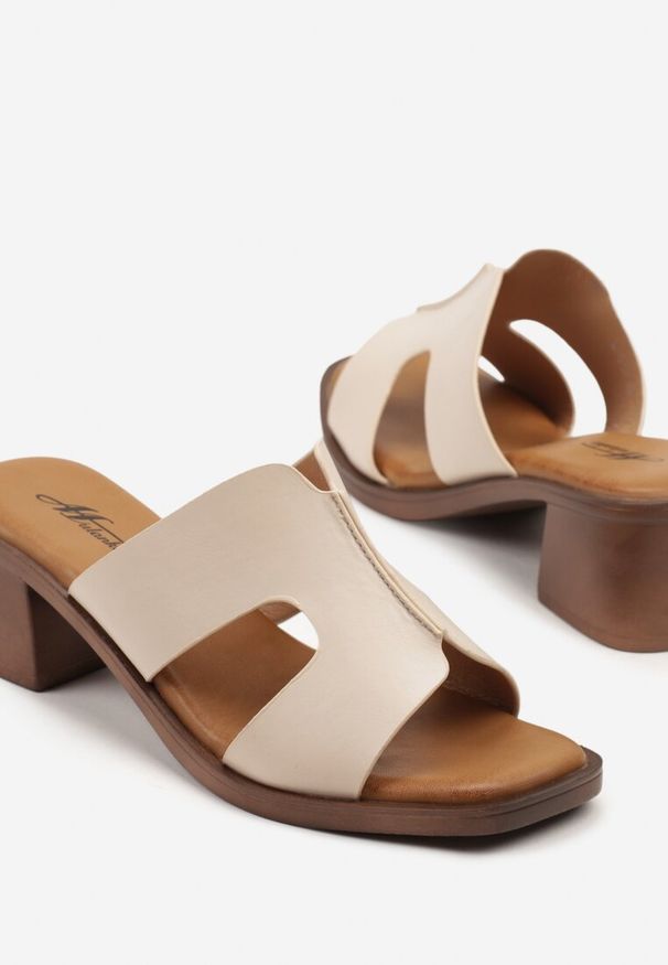 Renee - Beżowe Klapki na Słupku z Geometryczną Cholewką Linamira. Okazja: na co dzień. Kolor: beżowy. Materiał: jeans. Wzór: geometria. Sezon: lato. Obcas: na słupku. Styl: elegancki, casual