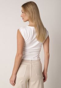 Born2be - Biała Bluzka z Elastycznego Materiału z Dekoltem Łódką Megaris. Okazja: na co dzień. Typ kołnierza: dekolt w łódkę. Kolor: biały. Materiał: materiał. Styl: casual, elegancki #2