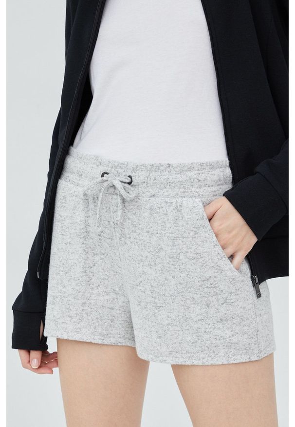 Roxy szorty damskie kolor szary melanżowe high waist. Okazja: na co dzień. Stan: podwyższony. Kolor: szary. Materiał: dzianina. Wzór: melanż. Styl: casual