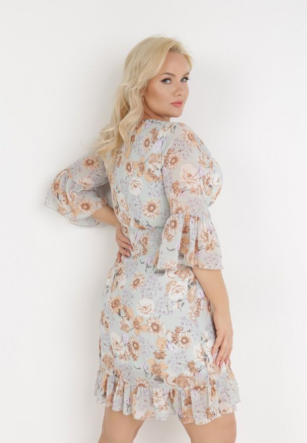 Born2be - Jasnoniebieska Sukienka Sophassa. Okazja: na imprezę. Kolor: niebieski. Wzór: aplikacja, kwiaty. Sezon: lato. Typ sukienki: kopertowe, rozkloszowane. Styl: elegancki