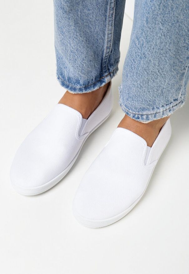 Born2be - Białe Wsuwane Tenisówki Materiałowe Kalaiya. Okazja: na co dzień. Zapięcie: bez zapięcia. Kolor: biały. Materiał: materiał. Styl: casual
