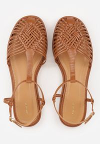 Born2be - Brązowe Płaskie Sandały VICES z Paskiem w Kształcie T i Zakrytym Noskiem Ciradyl. Okazja: na co dzień, do pracy, na spotkanie biznesowe. Zapięcie: pasek. Kolor: brązowy. Materiał: jeans, len. Styl: casual, biznesowy #8