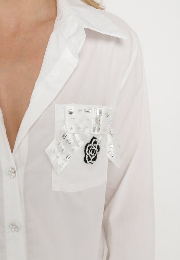 Born2be - Biała Koszula na Biżuteryjne Guziki ze Zdobionymi Kieszeniami Nerlla. Kolor: biały. Wzór: aplikacja. Styl: klasyczny