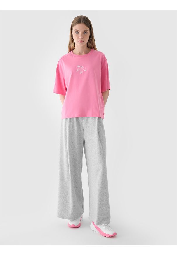 4f - 4F T-shirt oversize z nadrukiem damski - różowy L. Okazja: na co dzień. Kolor: różowy. Materiał: bawełna, jersey, dzianina. Wzór: nadruk. Styl: sportowy, klasyczny, casual