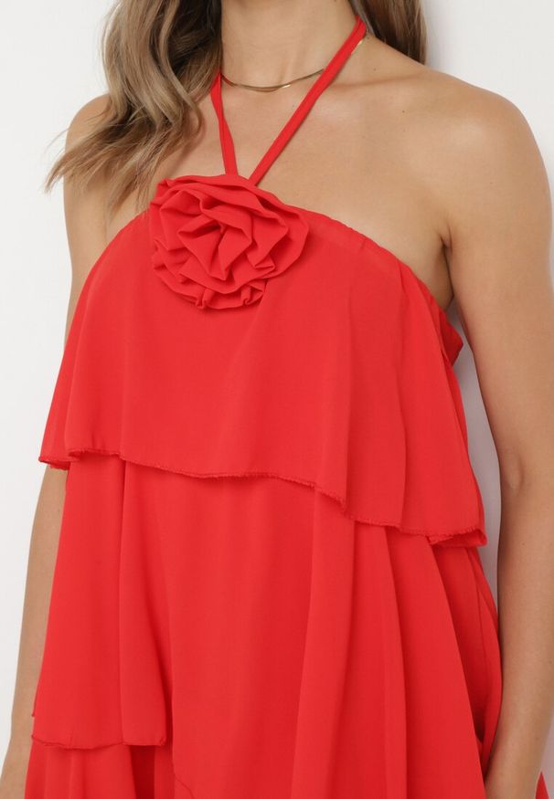 Born2be - Czerwona Sukienka z Falbanami Wiązana na Szyi z Broszką Kwiatem Tinallena. Okazja: na co dzień. Kolor: czerwony. Wzór: kwiaty. Styl: casual