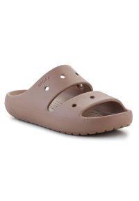Klapki Crocs Classic Sandal V2 W 209403-2Q9 brązowe. Okazja: na plażę, na co dzień. Kolor: brązowy. Materiał: materiał. Sezon: lato. Styl: casual, klasyczny, wakacyjny #1