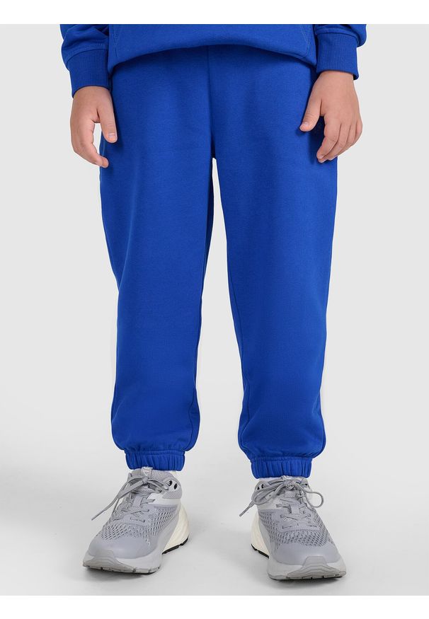 4f - 4F Spodnie dresowe joggery chłopięce - niebieskie 140 (9-10 lat). Okazja: na co dzień. Kolor: niebieski. Materiał: dresówka. Wzór: ze splotem, gładki. Sezon: lato. Styl: młodzieżowy, sportowy, casual