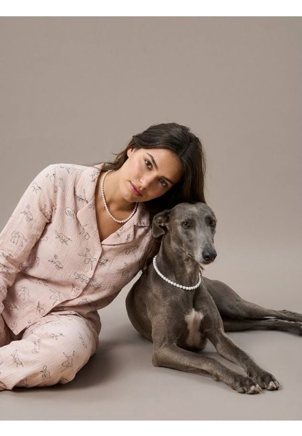 Sinsay - Muślinowa piżama z kołnierzykiem z nadrukiem w psy - różowy. Kolor: różowy. Wzór: nadruk