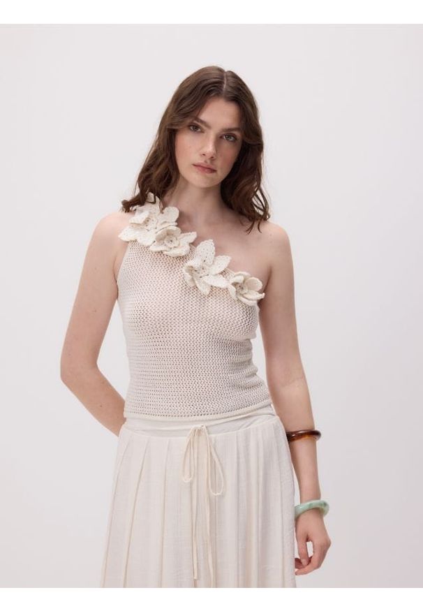 Reserved - Top z kwiatową aplikacją - kremowy. Kolor: kremowy. Materiał: dzianina, bawełna. Wzór: aplikacja, kwiaty