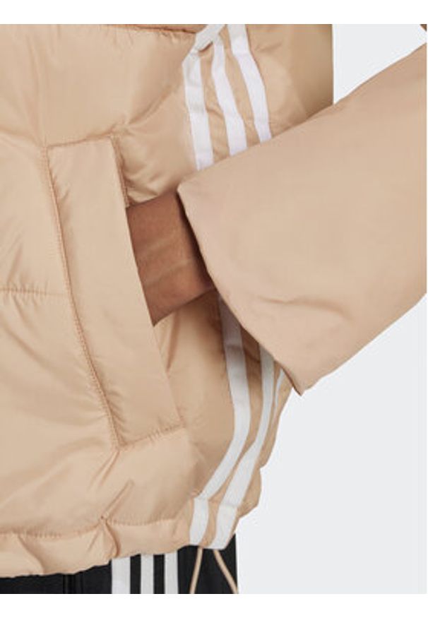 Adidas - adidas Kurtka przejściowa Short Puffer Jacket HM2614 Beżowy Loose Fit. Kolor: beżowy. Materiał: syntetyk
