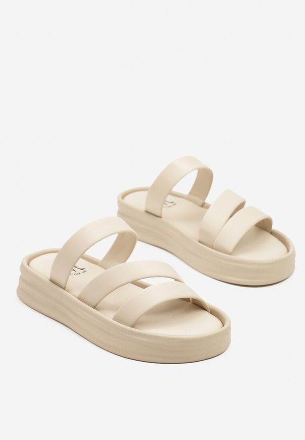 Born2be - Beżowe Klapki na Grubej Tłoczonej Podeszwie Pollavie. Okazja: na co dzień. Kolor: beżowy. Materiał: jeans, len. Styl: casual