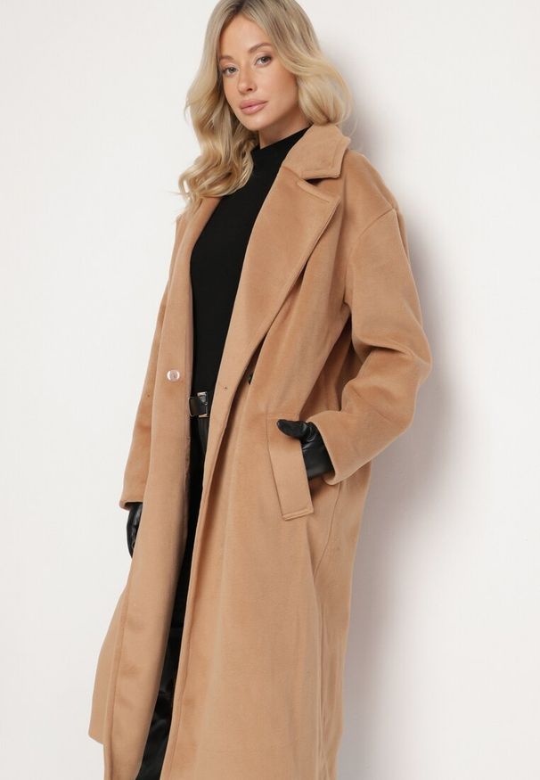 Born2be - Ciemnobeżowy Dwurzędowy Płaszcz o Prostym Kroju z Kieszeniami Malwivra. Okazja: na co dzień. Kolor: beżowy. Długość rękawa: długi rękaw. Długość: długie. Styl: klasyczny, casual, elegancki