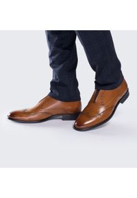 Wittchen - Męskie buty skórzane z elastyczną wstawką. Okazja: na co dzień. Zapięcie: bez zapięcia. Kolor: brązowy. Materiał: skóra. Wzór: aplikacja. Obcas: na obcasie. Styl: casual. Wysokość obcasa: niski #5