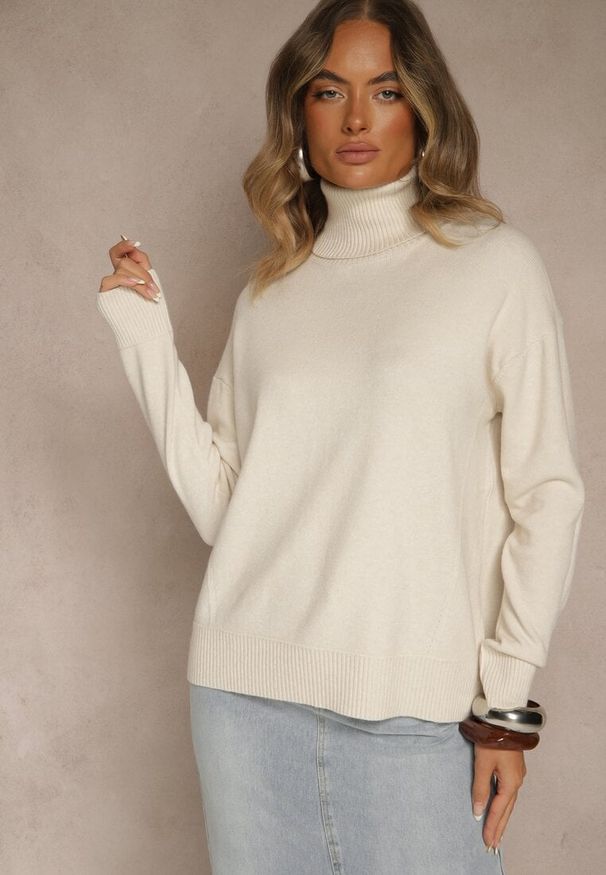 Renee - Jasnobeżowy Golf z Dodatkiem Kaszmiru z Przeszyciami po Bokach Avenella. Okazja: na spotkanie biznesowe. Typ kołnierza: golf. Kolor: beżowy. Materiał: kaszmir. Styl: klasyczny, elegancki, biznesowy