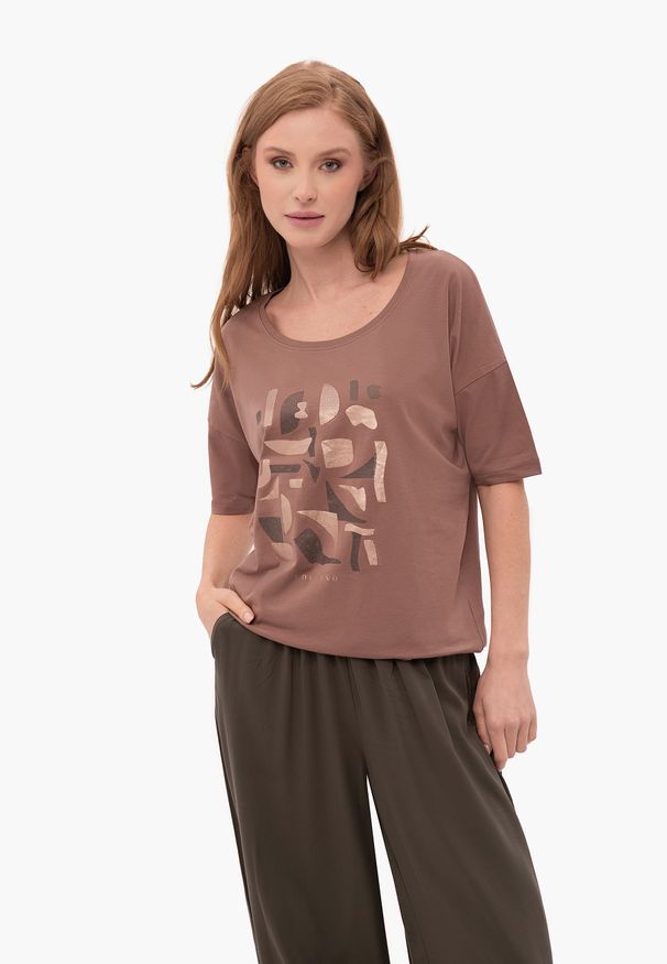 Volcano - Bawełniana koszulka, Comfort Fit, T-PRIME. Okazja: na co dzień. Kolor: brązowy. Materiał: bawełna. Wzór: nadruk. Styl: casual