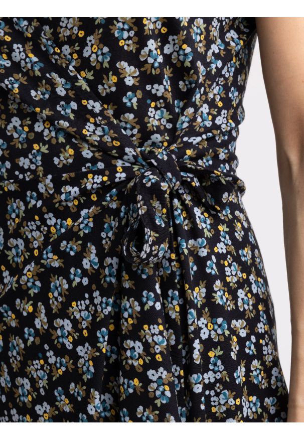 Big-Star - Sukienka damska mini kopertowa z motywem kwiatowym czarna Rihatana 906. Okazja: na co dzień. Kolor: czarny. Wzór: kwiaty. Typ sukienki: kopertowe. Styl: casual, elegancki, sportowy. Długość: mini