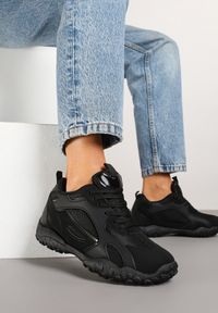 Renee - Czarne Sneakersy Ozdobione Tłoczoną Cholewką Pillitha. Okazja: na co dzień. Kolor: czarny. Materiał: jeans. Szerokość cholewki: normalna. Wzór: aplikacja. Obcas: na płaskiej podeszwie