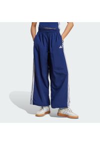 Adidas - Spodnie Essentials 3-Stripes Lifestyle Woven Parachute. Kolor: biały, wielokolorowy, niebieski. Materiał: materiał