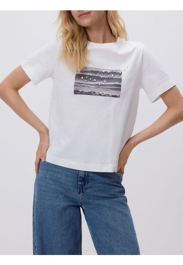 Reserved - T-shirt z nadrukiem i aplikacją - biały. Kolor: biały. Materiał: bawełna. Wzór: nadruk, aplikacja