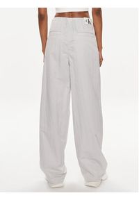 Calvin Klein Jeans Spodnie materiałowe Soft Crinkle J20J223122 Szary Relaxed Fit. Kolor: szary. Materiał: syntetyk