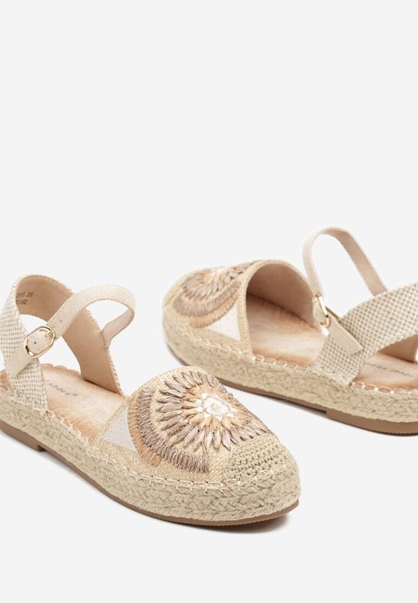 Renee - Beżowe Plecione Sandały Typu Espadryle z Odkrytą Piętą Morilya. Okazja: na co dzień. Zapięcie: pasek. Kolor: beżowy. Wzór: aplikacja. Materiał: len. Sezon: lato. Obcas: na obcasie. Styl: casual, elegancki, klasyczny. Wysokość obcasa: niski