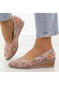 POTOCKI - Czółenka damskie multi na koturnie Potocki 12306. Kolor: wielokolorowy. Materiał: zamsz. Szerokość cholewki: normalna. Wzór: ażurowy. Sezon: wiosna. Obcas: na koturnie #1