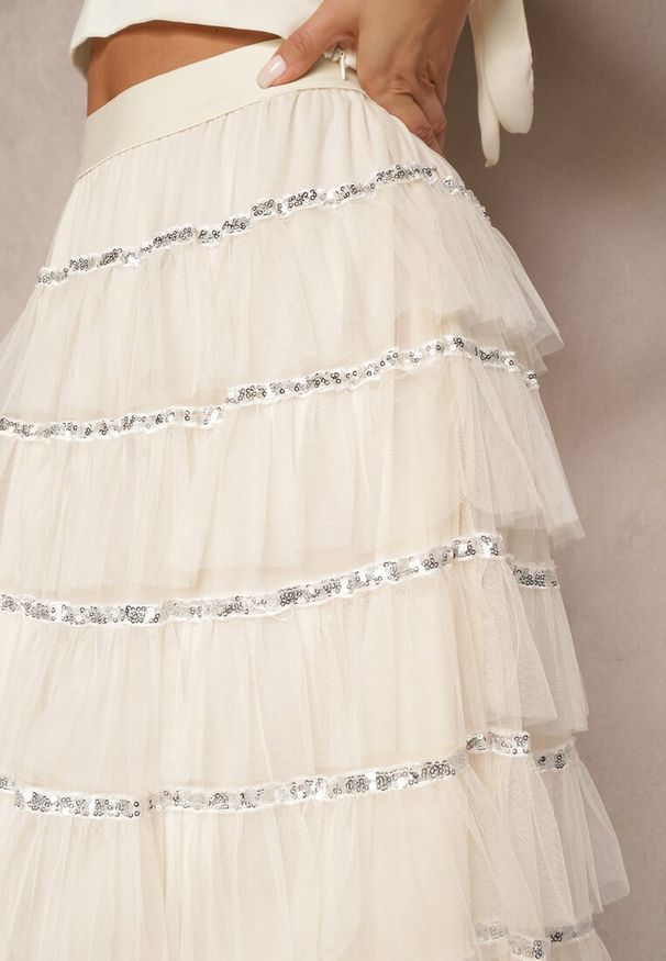 Renee - Beżowa Rozkloszowana Spódnica Maxi z Falbankami i Cekinami Noobi. Kolor: beżowy. Materiał: materiał. Wzór: aplikacja. Styl: elegancki