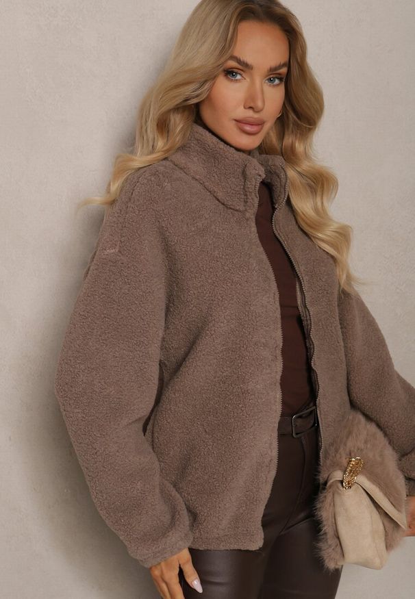 Renee - Ciemnobeżowa Kurtka Baranek Rozpinana Inarethia. Okazja: na co dzień. Kolor: beżowy. Materiał: jeans, futro, materiał. Długość rękawa: długi rękaw. Długość: długie. Sezon: zima. Styl: sportowy, casual, elegancki