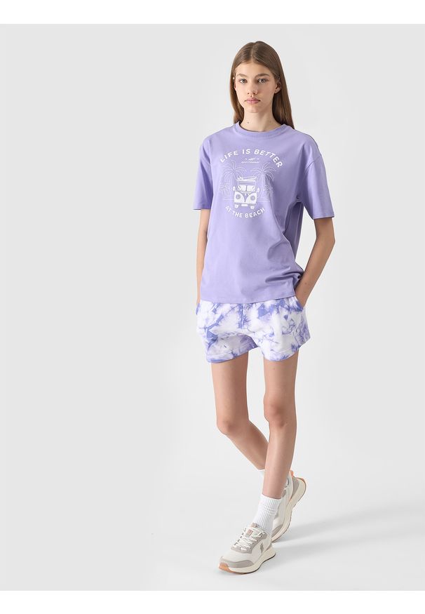 4f - 4F T-shirt oversize z nadrukiem dziewczęcy - fioletowy 140 (9-10 lat). Okazja: na co dzień. Kolor: fioletowy. Materiał: jersey, elastan, dzianina, bawełna, materiał. Długość rękawa: krótki rękaw. Długość: krótkie. Wzór: nadruk. Sezon: lato. Styl: sportowy, wakacyjny, klasyczny, casual