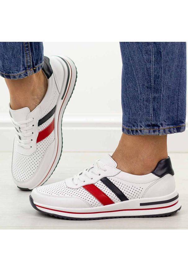 Białe ażurowe skórzane półbuty damskie S.Barski 7067. Okazja: na co dzień. Zapięcie: sznurówki. Kolor: biały. Materiał: skóra. Szerokość cholewki: normalna. Wzór: ażurowy. Sezon: wiosna, jesień, lato. Styl: casual, elegancki, klasyczny