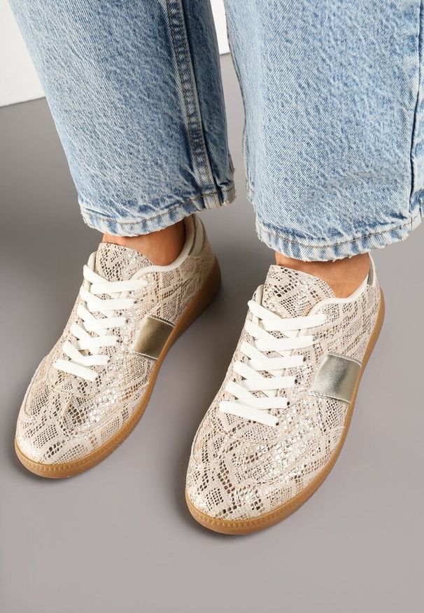 Born2be - Złote Wężowe Sneakersy Retro w Stylu Klasycznych Tenisówek Tanonea. Okazja: na co dzień. Zapięcie: sznurówki. Kolor: złoty. Materiał: jeans