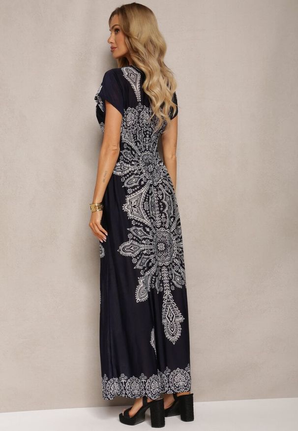 Renee - Granatowa Letnia Sukienka z Gumką w Pasie Kopertową Górą i Ornamentalnym Printem Avilepea. Kolor: niebieski. Długość rękawa: krótki rękaw. Wzór: nadruk. Sezon: lato. Typ sukienki: kopertowe