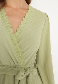 Born2be - Zielona Sukienka Mini z Tkaniny Plumeti Z Koronką i Materiałowym Paskiem Difia. Kolor: zielony. Materiał: koronka, materiał, tkanina. Wzór: koronka. Długość: mini #6