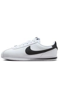 Buty młodzieżowe Nike Cortez GS DM0950-108 - białe. Kolor: biały. Materiał: guma, materiał, skóra, syntetyk. Szerokość cholewki: normalna. Wzór: jodełka. Model: Nike Cortez