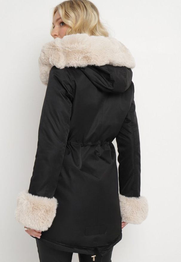 Born2be - Czarno-Beżowa Kurtka Parka z Futerkiem i Kapturem Aresja. Okazja: na co dzień. Kolor: czarny. Materiał: futro. Sezon: zima. Styl: casual