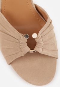 Born2be - Ciemnobeżowe Sandały na Szpilce VICES z Marszczeniem i Metaliczną Aplikacją Nemenoe. Okazja: na wesele, na co dzień, na ślub cywilny. Zapięcie: pasek. Kolor: beżowy. Wzór: aplikacja. Obcas: na szpilce. Styl: casual, klasyczny, elegancki #5