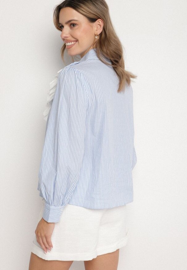 Born2be - Niebieska Bawełniana Koszula w Paski z Ozdobnym Dekoltem z Falbanką Paleriella. Okazja: na co dzień. Kolor: niebieski. Materiał: bawełna. Długość rękawa: długi rękaw. Długość: długie. Wzór: paski. Styl: casual, elegancki, klasyczny