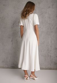 Renee - Biała Rozkloszowana Sukienka Koktajlowa VICES na Krótki Rękaw Nessesha. Okazja: na randkę, na wesele, na ślub cywilny. Kolor: biały. Długość rękawa: krótki rękaw. Styl: wizytowy. Długość: mini #2