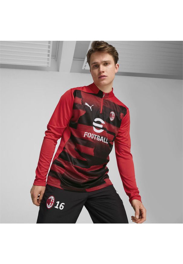 Puma - Męska bluza przedmeczowa z zamkiem 1/4 AC Milan PUMA For All Time Red Black. Kolor: czerwony, wielokolorowy, czarny. Długość rękawa: długi rękaw. Długość: długie. Sport: piłka nożna