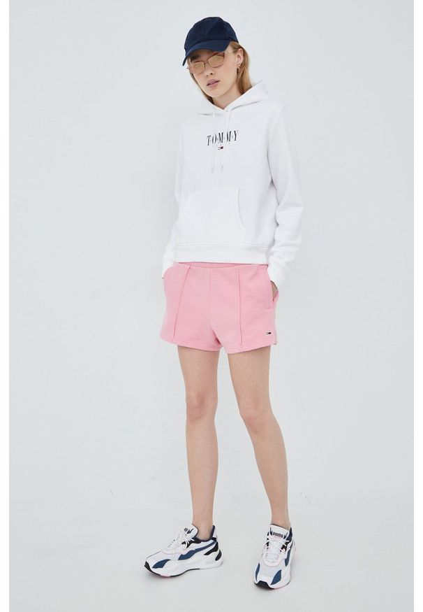 Tommy Jeans szorty bawełniane damskie kolor różowy gładkie high waist. Okazja: na co dzień. Stan: podwyższony. Kolor: różowy. Materiał: bawełna. Wzór: gładki. Styl: casual