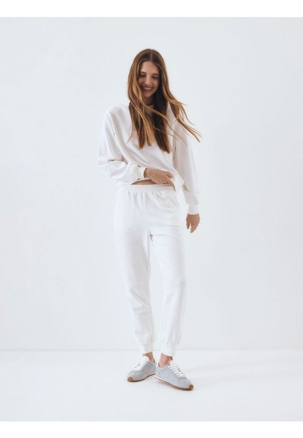 Reserved - Spodnie dresowe jogger z bawełną - złamana biel. Materiał: bawełna, dresówka