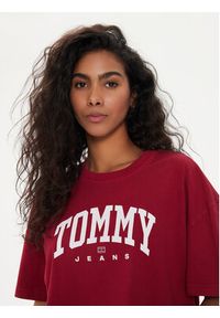 Tommy Jeans T-Shirt Varsity DW0DW18403 Czerwony Oversize. Kolor: czerwony. Materiał: bawełna #5