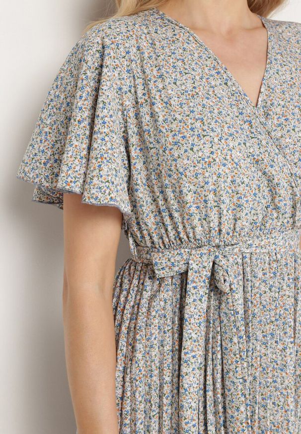 Born2be - Niebieska Rozkloszowana Sukienka z Gumką w Pasie i Materiałowym Paskiem Prissa. Okazja: na co dzień. Typ kołnierza: dekolt w kształcie V. Kolor: niebieski. Materiał: materiał. Długość rękawa: krótki rękaw. Styl: elegancki, casual