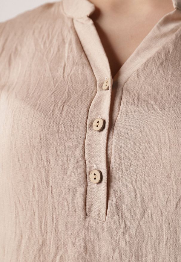 Born2be - Beżowa Wiskozowa Sukienka o Pudełkowym Kroju z Dekoltem V z Guzikami Berborin. Okazja: na co dzień, do pracy. Kolekcja: plus size. Kolor: beżowy. Materiał: wiskoza. Typ sukienki: dla puszystych, proste. Styl: casual, klasyczny