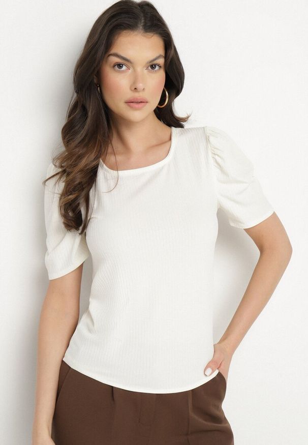 Born2be - Beżowy Prążkowany T-shirt z Zakładkami przy Rękawach Kolanovia. Okazja: na co dzień. Kolor: beżowy. Materiał: prążkowany. Styl: casual