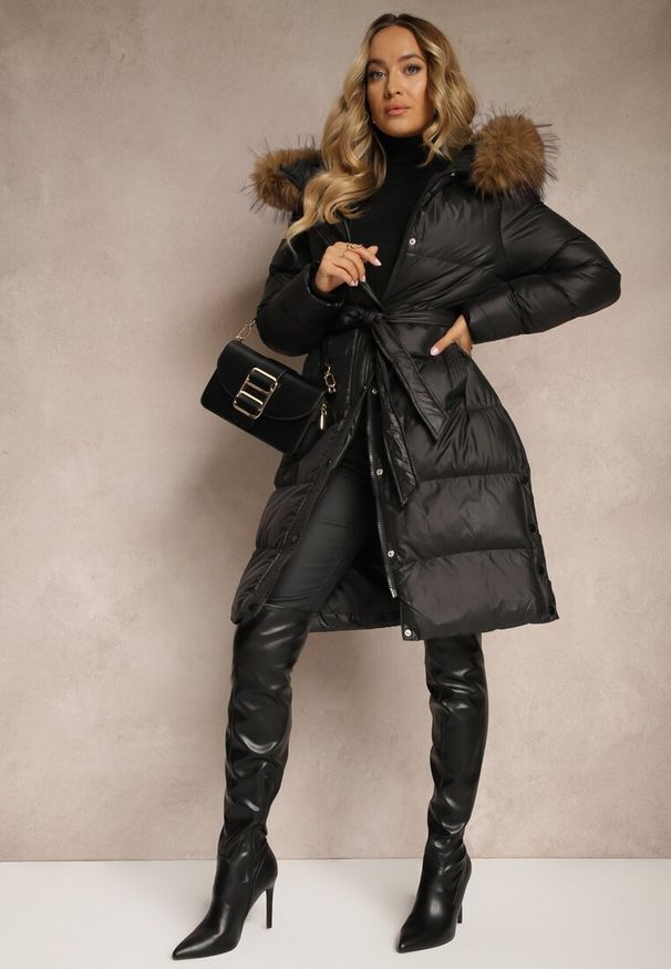 Renee - Czarna Kurtka Pikowana o Długim Kroju z Kapturem Wiązana w Pasie z Odpinanym Futerkiem Phorira. Okazja: na co dzień. Typ kołnierza: kaptur. Kolor: czarny. Materiał: futro. Długość: długie. Styl: wizytowy, casual, elegancki