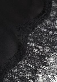 Renee - Czarna Asymetryczna Spódnica z Satyny Zdobiona Koronką Katarva. Okazja: na co dzień, na imprezę. Kolor: czarny. Materiał: koronka, satyna. Wzór: aplikacja, koronka. Styl: elegancki, casual #4